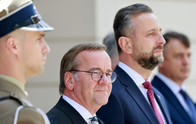 German Defence Minister Boris Pistorius (C-L) and Poland's Deputy Prime Minister and Minister of National Defence Wladyslaw Kosiniak-Kamysz (C-R) review a military honor guard on June 17, 2026 in Warsaw, Poland. The two ministers are to sign a bilateral agreement on Polish-German defence cooperation. (Photo by Wojtek RADWANSKI / AFP)