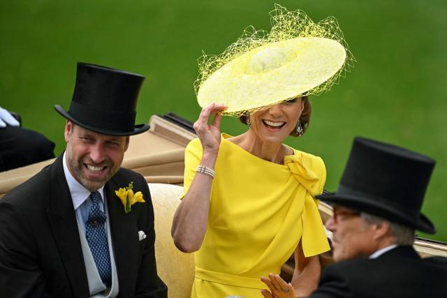 Britain's Catherine, Princess of Wales (C) and Britain's Prince William, Prince of Wales (L) arrive on the second day of the Royal Ascot horse racing meeting in Ascot, west of London, on June 17, 2026. (Photo by JUSTIN TALLIS / AFP)