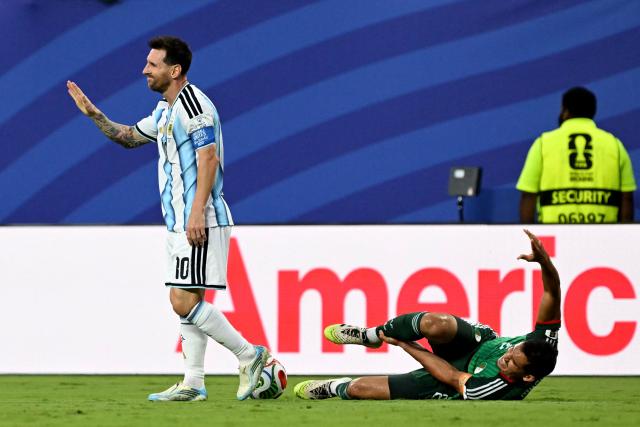 Argentina's forward #10 Lionel Messi gestures after a foul on Algeria's defender #02 Aissa Mandi during the 2026 World Cup Group J football match between Argentina and Algeria at the Kansas City Stadium in Kansas City on June 16, 2026. (Photo by ROBERTO SCHMIDT / AFP)