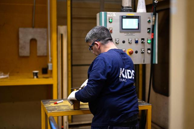 An employee works on a sand mould for the production of chain links at KNDS Deutschland Tracks GmbH during a visit as part of the Cleantech Future Festival in Remscheid, western germany on June 17, 2026. KNDS Deutschland Tracks GmbH is a global leader in the development and manufacture of tracks and undercarriage components for tanks and armoured vehicles. The international Future Cleantech Festival brings together high-level UN climate policy and research with practical insights into European heavy industry (Photo by Ina FASSBENDER / AFP)