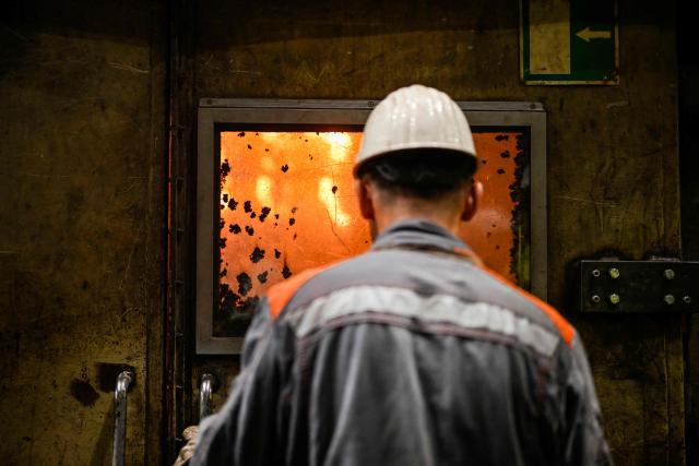 An employee observes the process of making sand moulds for the production of tracks at KNDS Deutschland Tracks GmbH during a visit as part of the Cleantech Future Festival in Remscheid, western germany on June 17, 2026. KNDS Deutschland Tracks GmbH is a global leader in the development and manufacture of tracks and undercarriage components for tanks and armoured vehicles. The international Future Cleantech Festival brings together high-level UN climate policy and research with practical insights into European heavy industry (Photo by Ina FASSBENDER / AFP)