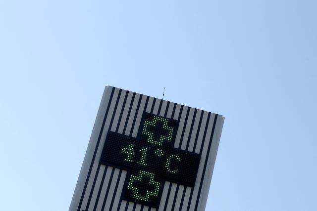 This photograph shows a pharmacy sign displaying the temperature of 41 degrees celsius in Creon near Bordeaux, south-western France, on June 17, 2026. A heatwave will hit France on June 17, 2026 and last for several days, right in the middle of the baccalaureate exams, with temperatures that could reach up to 40°C in some areas on June 21, the first day of summer. (Photo by ROMAIN PERROCHEAU / AFP)