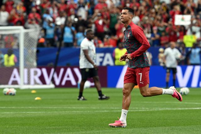 Portugal's forward #07 Cristiano Ronaldo warms up ahead of the 2026 World Cup Group K football match between Portugal and the Democratic Republic of Congo at the Houston Stadium in Houston on June 17, 2026.  (Photo by RONALDO SCHEMIDT / AFP)