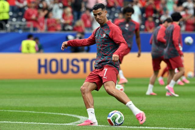 Portugal's forward #07 Cristiano Ronaldo warms up ahead of the 2026 World Cup Group K football match between Portugal and the Democratic Republic of Congo at the Houston Stadium in Houston on June 17, 2026.  (Photo by RONALDO SCHEMIDT / AFP)