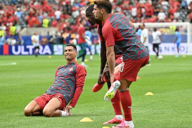 Portugal's forward #07 Cristiano Ronaldo warms up ahead of the 2026 World Cup Group K football match between Portugal and the Democratic Republic of Congo at the Houston Stadium in Houston on June 17, 2026.  (Photo by RONALDO SCHEMIDT / AFP)