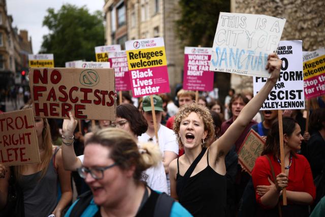 Demonstrators take part in a protest against a speech by British far-right activist Tommy Robinson, real name Stephen Yaxley-Lennon, to The Oxford Union, in Oxford, western England, on June 17, 2026. (Photo by Henry NICHOLLS / AFP)