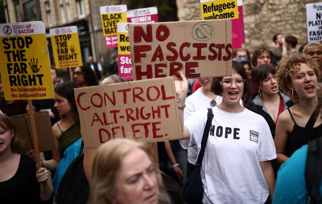 Demonstrators take part in a protest against a speech by British far-right activist Tommy Robinson, real name Stephen Yaxley-Lennon, to The Oxford Union, in Oxford, western England, on June 17, 2026. (Photo by Henry NICHOLLS / AFP)