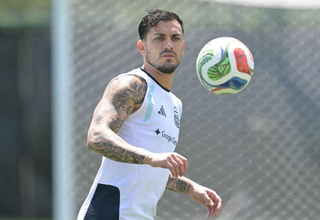 Argentina's midfielder #05 Leandro Paredes plays with a ball during training session at Sporting KC Training Centre in Kansas City on June 17, 2026. (Photo by JUAN MABROMATA / AFP)