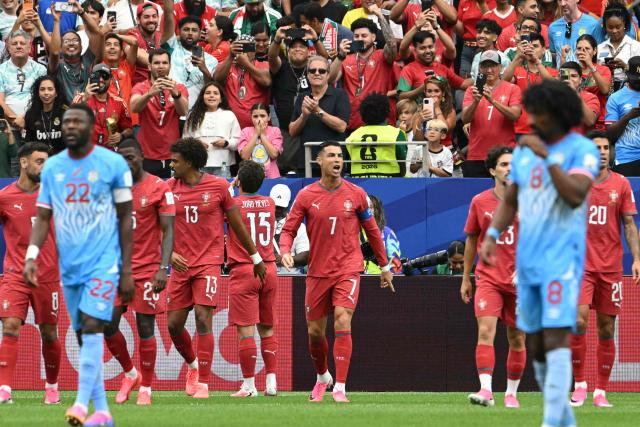 Portugal's forward #07 Cristiano Ronaldo (C) reacts with teammates after his team socred the   opening goal during the 2026 World Cup Group K football match between Portugal and the Democratic Republic of Congo at the Houston Stadium in Houston on June 17, 2026.  (Photo by RONALDO SCHEMIDT / AFP)