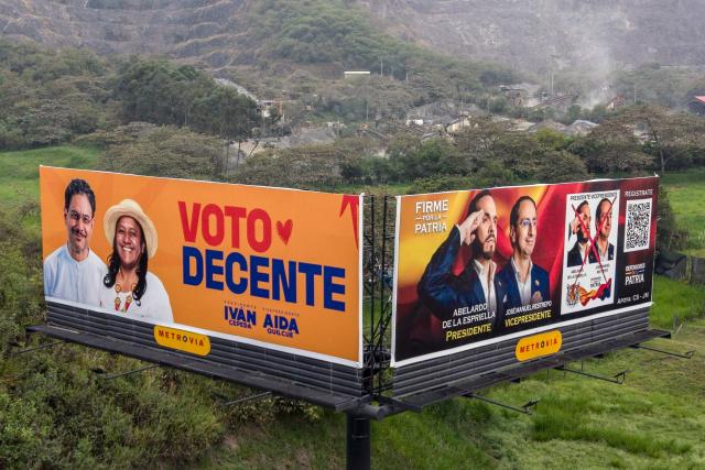 Aerial view of billboards inviting to vote for presidential canditate Abelardo de la Espriella, of the Salvadores de la Patria movement (R), and for Ivan Cepdepa, of the Pacto Historico Political Party, in the upcoming presidential election in Cali, Colombia, on June 17, 2026. Colombians vote on June 21, 2026 in a presidential runoff pitting a hard-right opera-singer-turned-lawyer against a leftist senator, an election with stark consequences for the country's stumbling peace process with armed groups and strained ties with Washington. (Photo by JOAQUIN SARMIENTO / AFP)