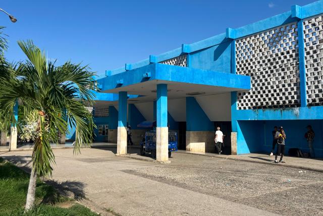 View of the bus terminal in Ciego de Avila, Cuba, on June 15, 2026. New restrictions on interprovincial transport in Cuba come into force on June 18, 2026, with trains running every 16 days, few weekly coaches and a state system for allocating tickets according to criteria of "urgency", amid a severe fuel shortage, under pressure from Washington. (Photo by AFP)
