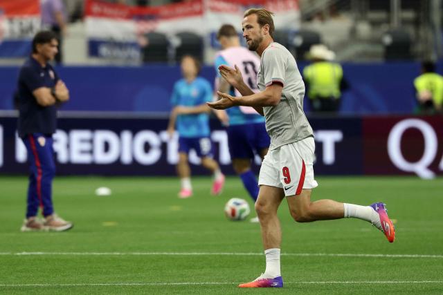 England's forward #09 Harry Kane (R) warms up ahead of the 2026 World Cup Group L football match between England and Croatia at the Dallas Stadium in Arlington on June 17, 2026.  (Photo by Aric Becker / AFP)