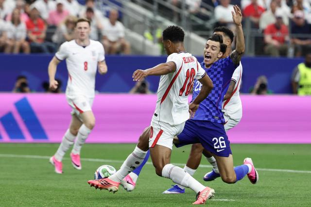 England's midfielder #10 Jude Bellingham (C) and Croatia's forward Peter Musa fight for the ball during the 2026 World Cup Group L football match between England and Croatia at the Dallas Stadium in Arlington on June 17, 2026.  (Photo by Aric Becker / AFP)