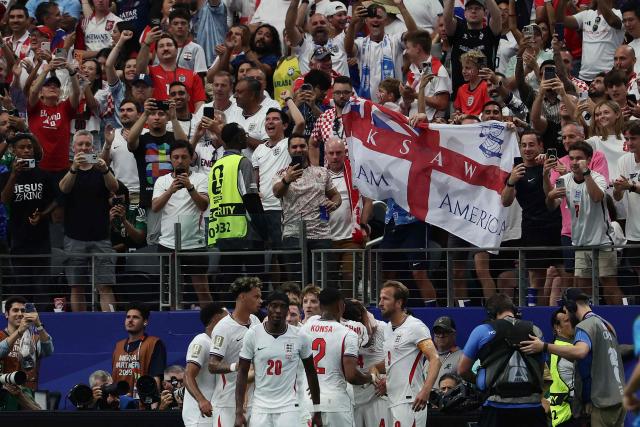 England's forward #09 Harry Kane (R) is congratulated by teammates after scoring a goal during the 2026 World Cup Group L football match between England and Croatia at the Dallas Stadium in Arlington on June 17, 2026.  (Photo by Aric Becker / AFP)