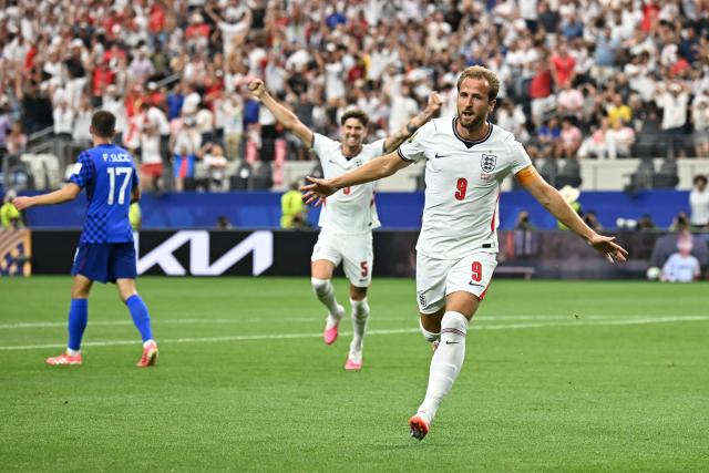 England's forward #09 Harry Kane (R) celebrates after scoring his team's second goal during the 2026 World Cup Group L football match between England and Croatia at the Dallas Stadium in Arlington on June 17, 2026.  (Photo by Paul ELLIS / AFP)