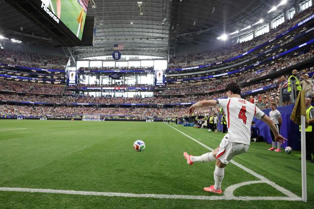 England's midfielder #04 Declan Rice kicks a corner during the 2026 World Cup Group L football match between England and Croatia at the Dallas Stadium in Arlington on June 17, 2026.  (Photo by Aric Becker / AFP)