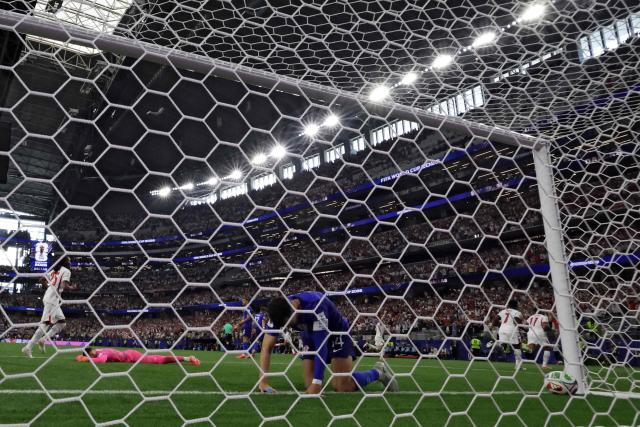 TOPSHOT - Croatia's forward #14 Ivan Perisic (C) reacts after his team conceded a fourth goal during the 2026 World Cup Group L football match between England and Croatia at the Dallas Stadium in Arlington on June 17, 2026.  (Photo by Aric Becker / AFP)