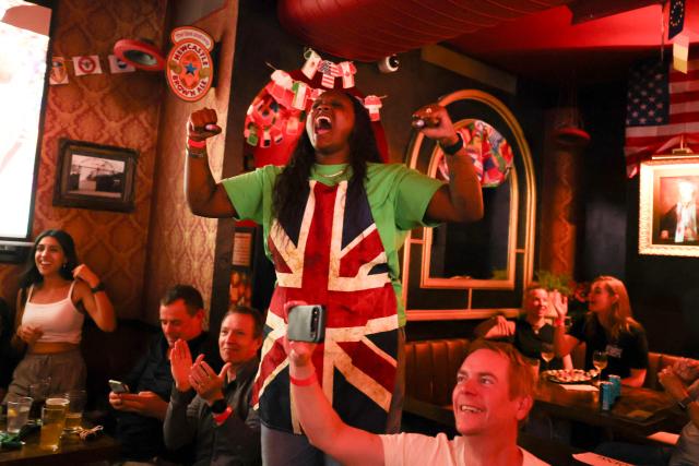 England fans react during the match against Croatia at the 2026 World Cup at a bar in the Brooklyn borough of New York on June 17, 2026. (Photo by ANGELA WEISS / AFP)