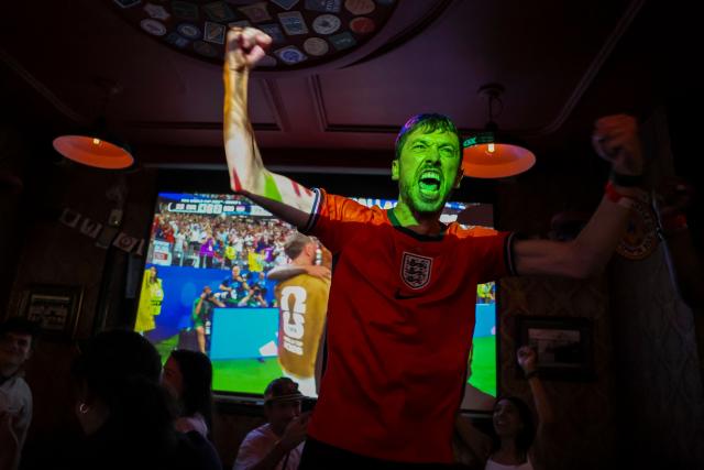 England fans react during the match against Croatia during the 2026 World Cup at a bar in the Brooklyn borough of New York on June 17, 2026. (Photo by ANGELA WEISS / AFP)