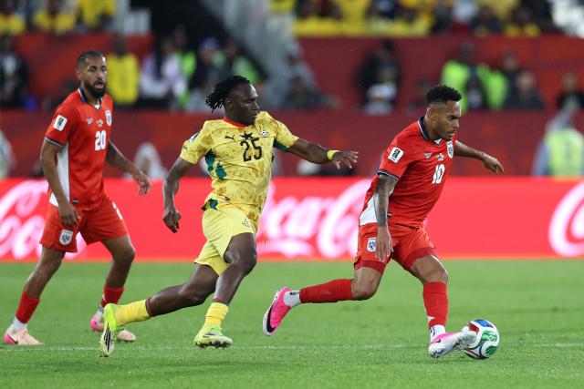 Ghana's forward #25 Prince Kwabena Abu and Panama's forward #10 Ismael Diaz fight for the ball during the 2026 World Cup Group L football match between Ghana and Panama at the Toronto Stadium in Toronto on June 17, 2026.  (Photo by Cole Burston / AFP)