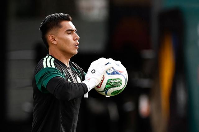 Mexico's goalkeeper #01 Raul Rangel takes part in a training session at Sports Arena in Zapopan, Mexico on June 17, 2026, on the eve of the 2026 World Cup football match between Mexico and South Korea. (Photo by Ulises RUIZ / AFP)