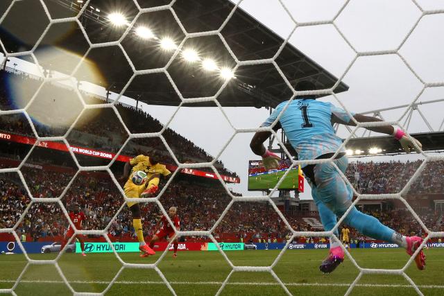 Ghana's defender #14 Gideon Mensah shoots and misses a chance during the 2026 World Cup Group L football match between Ghana and Panama at the Toronto Stadium in Toronto on June 17, 2026.  (Photo by COLE BURSTON / AFP)