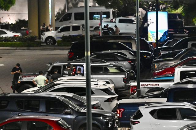 Forensic officers and police carry out examinations after a criminal gang leader was shot dead at Guayaquil airport, Ecuador, on June 17, 2026. Ecuador's Interior Minister John Reimberg identified the deceased as Carlos Suastegui, leader of the Las Aguilas gang, an armed wing of the feared criminal group Los Choneros. (Photo by MARCOS PIN / AFP)