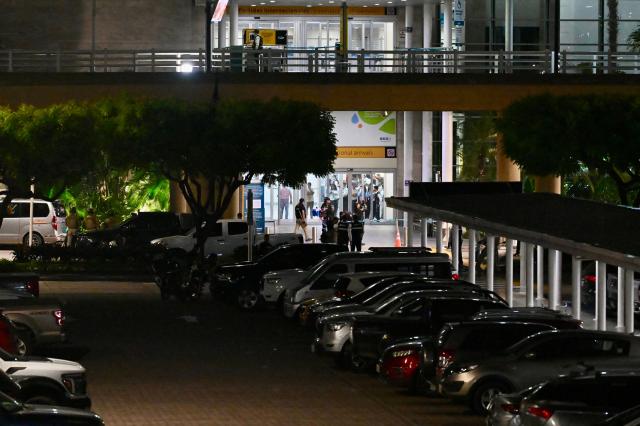 Forensic officers and police carry out examinations after a criminal gang leader was shot dead at Guayaquil airport, Ecuador, on June 17, 2026. Ecuador's Interior Minister John Reimberg identified the deceased as Carlos Suastegui, leader of the Las Aguilas gang, an armed wing of the feared criminal group Los Choneros. (Photo by MARCOS PIN / AFP)
