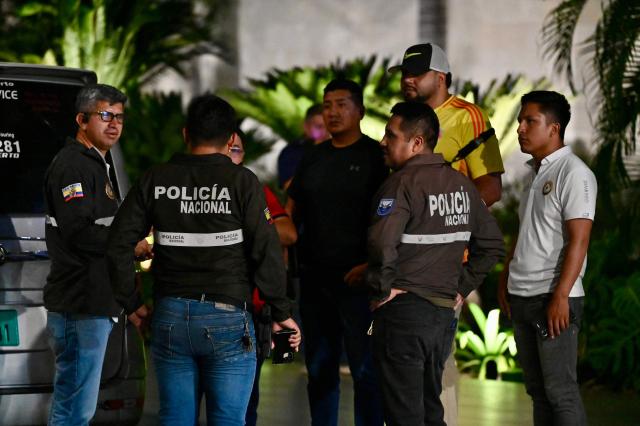 Forensic officers and police carry out examinations after a criminal gang leader was shot dead at Guayaquil airport, Ecuador, on June 17, 2026. Ecuador's Interior Minister John Reimberg identified the deceased as Carlos Suastegui, leader of the Las Aguilas gang, an armed wing of the feared criminal group Los Choneros. (Photo by MARCOS PIN / AFP)