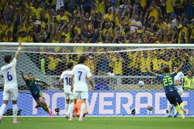 Colombia's defender #02 Daniel Munoz celebrates (L) scoring his team's first goal during the 2026 World Cup Group K football match between Uzbekistan and Colombia at the Mexico City Stadium in Mexico City on June 17, 2026.  (Photo by Yuri CORTEZ / AFP)