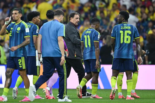 Colombia's Argentine head coach Nestor Lorenzo speaks to his players during the 2026 World Cup Group K football match between Uzbekistan and Colombia at the Mexico City Stadium in Mexico City on June 17, 2026.  (Photo by Yuri CORTEZ / AFP)