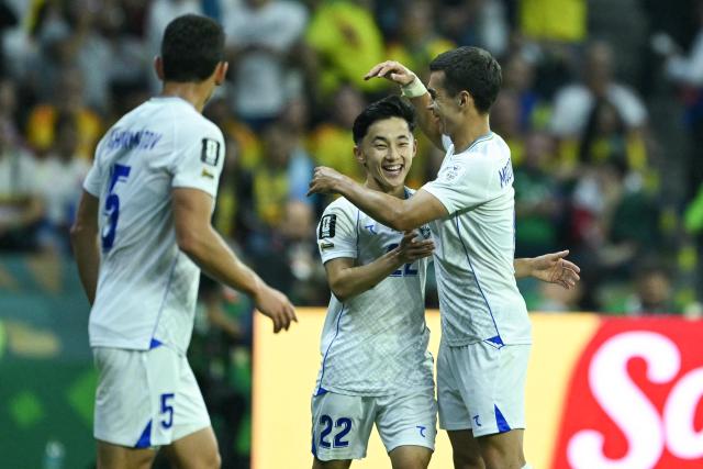 Uzbekistan's midfielder #22 Abbosbek Fayzullaev (C) celebrates with teammates after scoring his team's first goal during the 2026 World Cup Group K football match between Uzbekistan and Colombia at the Mexico City Stadium in Mexico City on June 17, 2026.  (Photo by Yuri CORTEZ / AFP)