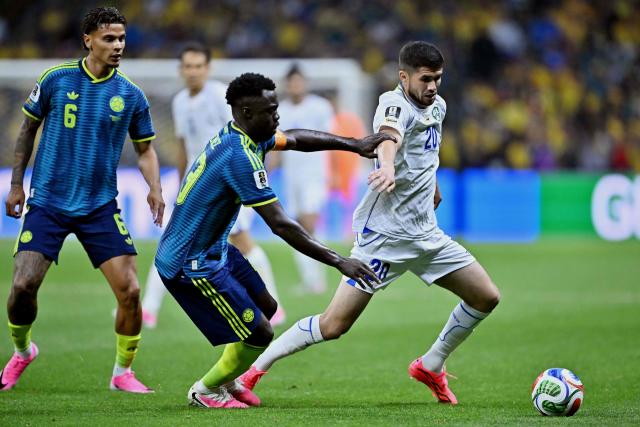 Colombia's defender #23 Davinson Sanchez and Uzbekistan's forward #20 Azizbek Amonov fight for the ball during the 2026 World Cup Group K football match between Uzbekistan and Colombia at the Mexico City Stadium in Mexico City on June 17, 2026.  (Photo by CARL DE SOUZA / AFP)