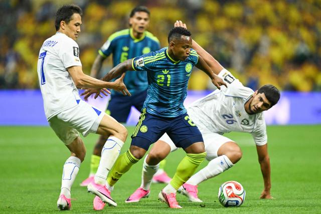 (L-R) Uzbekistan's midfielder #07 Otabek Shukurov, Colombia's midfielder #21 Jaminton Campaz, and Uzbekistan's defender #26 Jakhongir Urozov fight for the ball during the 2026 World Cup Group K football match between Uzbekistan and Colombia at the Mexico City Stadium in Mexico City on June 17, 2026.  (Photo by Yuri CORTEZ / AFP)