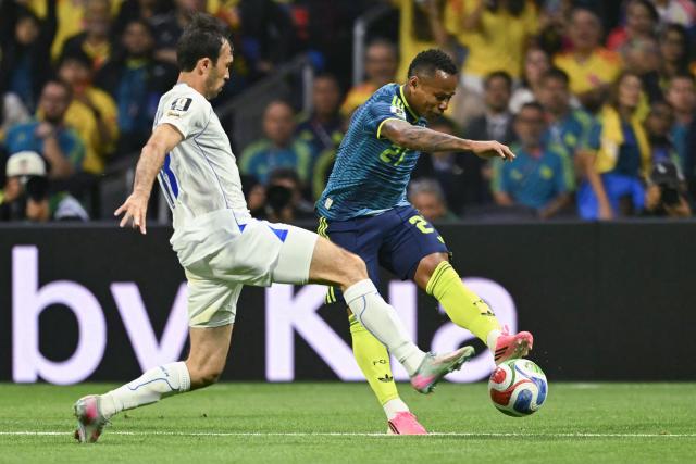 Colombia's midfielder #21 Jaminton Campaz (R) kicks the ball past Uzbekistan's defender #18 Abdulla Abdullaev (L) during the 2026 World Cup Group K football match between Uzbekistan and Colombia at the Mexico City Stadium in Mexico City on June 17, 2026.  (Photo by Yuri CORTEZ / AFP)