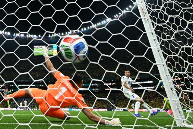 Colombia's midfielder #21 Jaminton Campaz scores his team's third goal past Uzbekistan's goalkeeper #01 Utkir Yusupov during the 2026 World Cup Group K football match between Uzbekistan and Colombia at the Mexico City Stadium in Mexico City on June 17, 2026.  (Photo by Alfredo ESTRELLA / AFP)