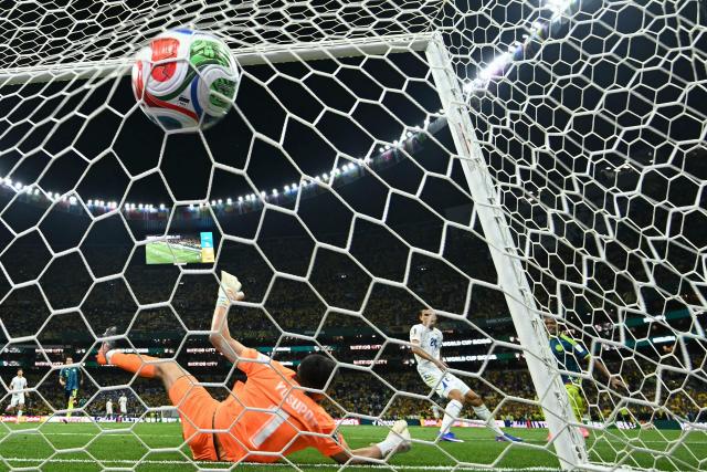 TOPSHOT - Colombia's midfielder #21 Jaminton Campaz (R) scores his team's third goal past Uzbekistan's goalkeeper #01 Utkir Yusupov during the 2026 World Cup Group K football match between Uzbekistan and Colombia at the Mexico City Stadium in Mexico City on June 17, 2026.  (Photo by Alfredo ESTRELLA / AFP)