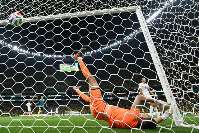 Uzbekistan's goalkeeper #01 Utkir Yusupov concedes Colombia's third goal scored by midfielder #21 Jaminton Campaz during the 2026 World Cup Group K football match between Uzbekistan and Colombia at the Mexico City Stadium in Mexico City on June 17, 2026.  (Photo by Alfredo ESTRELLA / AFP)