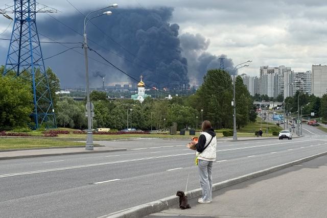 Black smoke rises from the area of the Russian oil producer Gazprom Neft's Moscow oil refinery on the south-eastern outskirts of Moscow on June 18, 2026. Moscow was fending off a "large-scale" drone attack from Ukraine, with several drones reaching an oil refinery, the city's mayor Sergey Sobyanin said early on June 18, 2026. (Photo by AFP)