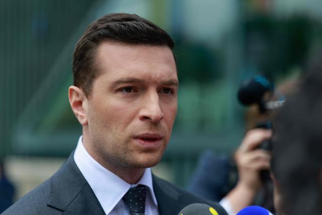 French far-right Rassemblement National (RN) party's President, member of the European Parliament and president of the Patriots for Europe (PfE) group Jordan Bardella, speaks to journalists as he arrives at the Monument to the Ghetto Heroes in Warsaw, Poland on June 18, 2026. Jordan Bardella is in Warsaw to meet with leaders of Poland’s far right, marking the latest stop on his overseas tour aimed at strengthening his European alliances just a few months before the French presidential election. (Photo by Wojtek RADWANSKI / AFP)