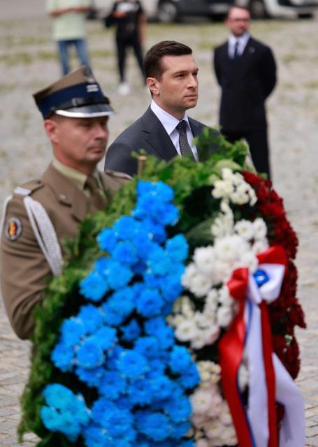 French far-right Rassemblement National (RN) party's President, member of the European Parliament and president of the Patriots for Europe (PfE) group Jordan Bardella, takes part in a wreath laying ceremony at the Monument to the Ghetto Heroes in Warsaw, Poland on June 18, 2026. Jordan Bardella is in Warsaw to meet with leaders of Poland’s far right, marking the latest stop on his overseas tour aimed at strengthening his European alliances just a few months before the French presidential election. (Photo by Wojtek RADWANSKI / AFP)