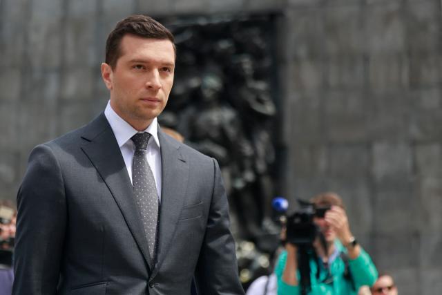 French far-right Rassemblement National (RN) party's President, member of the European Parliament and president of the Patriots for Europe (PfE) group Jordan Bardella, takes part in a wreath laying ceremony at the Monument to the Ghetto Heroes in Warsaw, Poland on June 18, 2026. Jordan Bardella is in Warsaw to meet with leaders of Poland’s far right, marking the latest stop on his overseas tour aimed at strengthening his European alliances just a few months before the French presidential election. (Photo by Wojtek RADWANSKI / AFP)