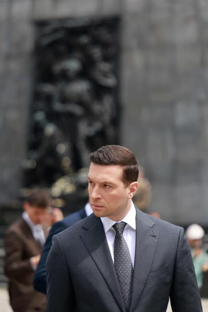 French far-right Rassemblement National (RN) party's President, member of the European Parliament and president of the Patriots for Europe (PfE) group Jordan Bardella, takes part in a wreath laying ceremony at the Monument to the Ghetto Heroes in Warsaw, Poland on June 18, 2026. Jordan Bardella is in Warsaw to meet with leaders of Poland’s far right, marking the latest stop on his overseas tour aimed at strengthening his European alliances just a few months before the French presidential election. (Photo by Wojtek RADWANSKI / AFP)