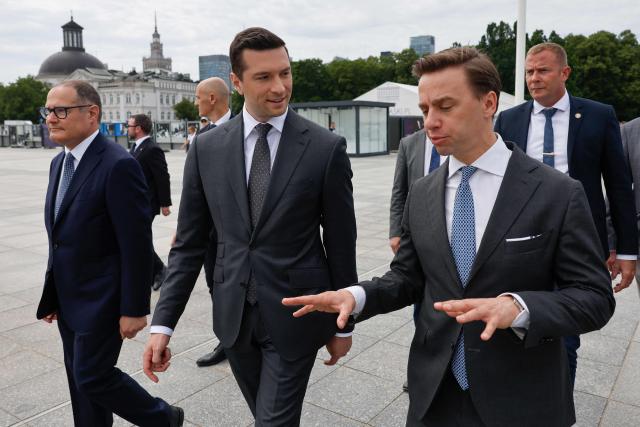 French far-right Rassemblement National (RN) party's President, member of the European Parliament and president of the Patriots for Europe (PfE) group Jordan Bardella (C) speaks with Poland's ultranationalist Confederation party (Konfederacja) president and Deputy Marshal of the Sejm of the Republic of Poland Krzysztof Bosak  (R) after a ceremony at the tomb of the Unknown Soldier at the Marshal Jozef Pilsudski Square in Warsaw, Poland on June 18, 2026. Jordan Bardella is in Warsaw to meet with leaders of Polands far right, marking the latest stop on his overseas tour aimed at strengthening his European alliances just a few months before the French presidential election. (Photo by Wojtek RADWANSKI / AFP)