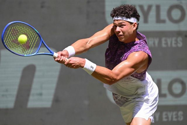 USA's Ben Shelton returns the ball to USA's Ethan Quinn during their men's singles round of 16 tennis match of the Halle Open ATP tennis tournament in Halle, western Germany, on June 18, 2026. (Photo by Carmen JASPERSEN / AFP)