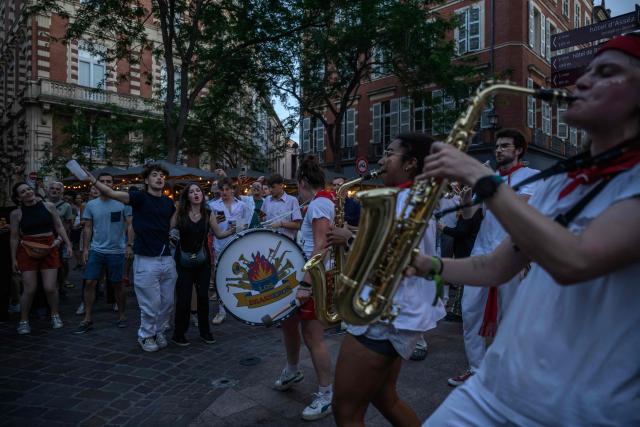 (FILES) Musicians play on a street during France's annual street music festival "Fete de la Musique" in Toulouse on June 21, 2025. Like every year the French midsummer Festival of Music also known as Fete de la Musique is set to take place in France, on the day of summer solstice June 21. (Photo by Ed JONES / AFP)