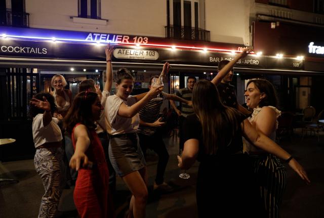 (FILES) Music enthusiasts dance in Paris on June 21, 2021 during the French midsummer Festival of Music, "Fete de la Musique". Like every year the French midsummer Festival of Music also known as Fete de la Musique is set to take place in France, on the day of summer solstice June 21. (Photo by GEOFFROY VAN DER HASSELT / AFP)
