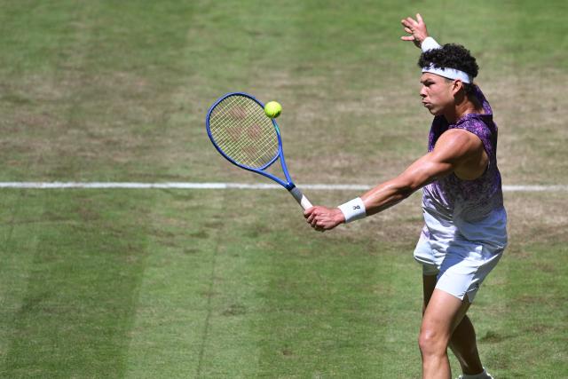 USA's Ben Shelton returns the ball to USA's Ethan Quinn (not in picture) during their men's singles round of 16 tennis match of the Halle Open ATP tennis tournament in Halle, western Germany, on June 18, 2026. (Photo by CARMEN JASPERSEN / AFP)