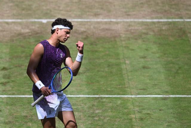 USA's Ben Shelton reacts during his men's singles round of 16 tennis match of the Halle Open ATP tennis tournament USA's Ethan Quinn (Unseen) in Halle, western Germany, on June 18, 2026. (Photo by CARMEN JASPERSEN / AFP)