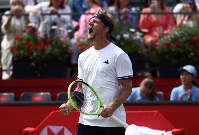 Spain's Alejandro Davidovich Fokina celebrates winning against  France's Corentin Moutet in their men's singles round of 16 tennis match on day three of the ATP HSBC Championships at Queen's Club in west London on June 18, 2026. Fokina won the match 6-4, 6-3. (Photo by Henry NICHOLLS / AFP)